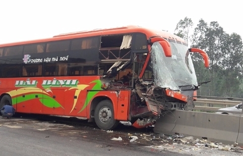 Nghệ An: Va chạm container, xe khách cày nát dải phân cách