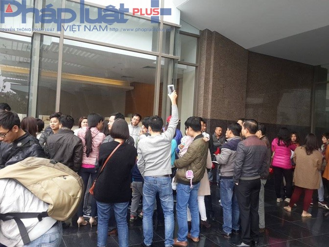 Cư d&acirc;n Home City 177 Trung k&iacute;nh đ&atilde; tập trung tại sảnh ch&iacute;nh của t&ograve;a nh&agrave;, l&ecirc;n tiếng &ldquo;tố&rdquo; chủ đầu tư Văn Ph&uacute; Trung K&iacute;nh v&agrave; n&ecirc;u ra h&agrave;ng loạt bất cập của dự &aacute;n.