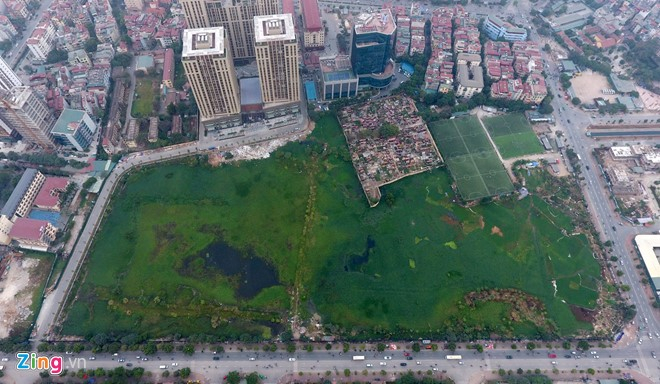 Dự &aacute;n Home City đang phải đi tạm con đường th&ocirc;ng ra Nguyễn Ch&aacute;nh. Ảnh:&nbsp;Anh Tuấn.