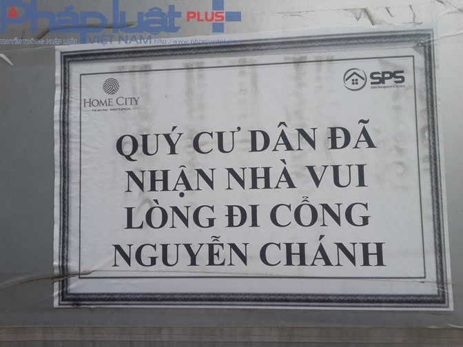 Th&ocirc;ng b&aacute;o d&aacute;n tại cổng 177 Trung K&iacute;nh.