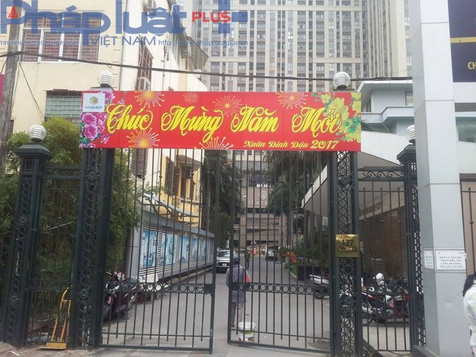 Lối v&agrave;o ph&iacute;a mặt đường Trung K&iacute;nh, thời gian gần đ&acirc;y do cư d&acirc;n qu&aacute; bức x&uacute;c, đấu tranh về lối đi, chủ đầu tư mới mở để cư d&acirc;n c&oacute; thể đi bộ v&agrave;o lối n&agrave;y, tuy nhi&ecirc;n nếu đi &ocirc; t&ocirc;, xe m&aacute;y vẫn phải đi đường Nguyễn Ch&aacute;nh.