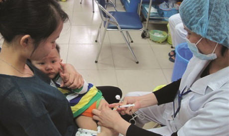 Bệnh thủy đậu b&ugrave;ng ph&aacute;t, l&acirc;y từ trẻ sang người lớn