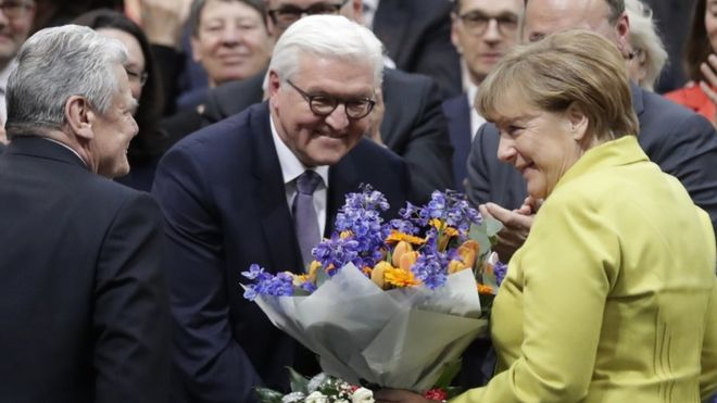 Thủ tướng Angela Merkel v&agrave; người tiền nhiệm Joachim Gauck ch&uacute;c mừng t&acirc;n Tổng thống Frank-Walter Steinmeier. (Ảnh: AP)