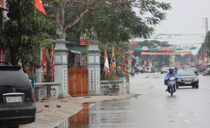 Tuyến đường rộng 24m đang thẳng tắp bỗng bị &ldquo;thắt lại&rdquo; đột ngột v&igrave; phần cổng của nh&agrave; thờ họ Đặng ch&igrave;a ra l&ograve;ng đường.