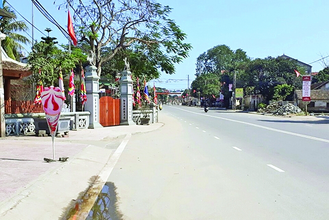 Phần cổng của nh&agrave; thờ họ Đặng ch&igrave;a ra khiến tuyến đường rộng 24m bị thắt lại đột ngột.