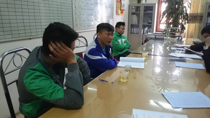 Ba t&agrave;i xế taxi tại cơ quan c&ocirc;ng an v&igrave; h&agrave;nh vi t&egrave; bậy.