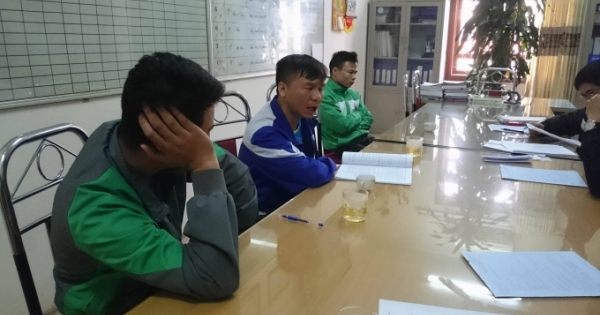 Hà Nội: Xử phạt 6 triệu đồng với 3 lái taxi tiểu "bậy"