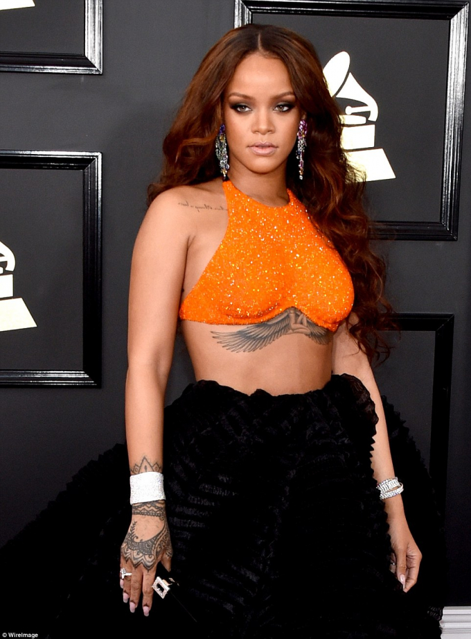 &nbsp;Rihanna nổi bật tr&ecirc;n thảm đỏ Grammy 2017.