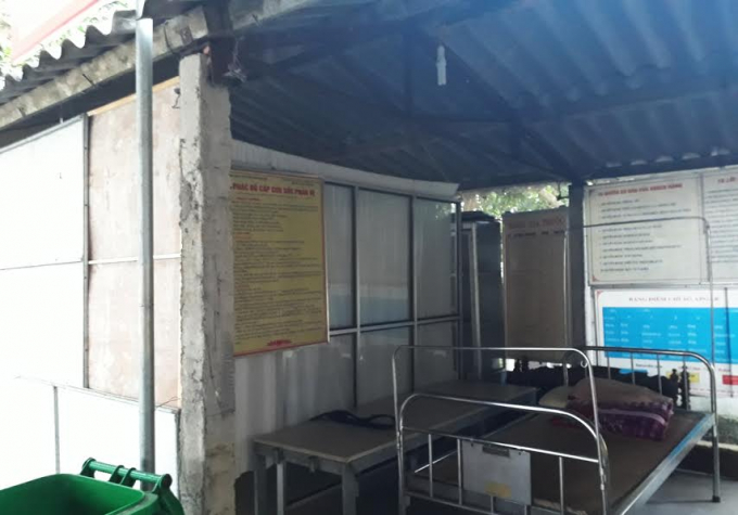 Nh&agrave; để xe Trạm y tế được trưng dụng l&agrave;m ph&ograve;ng kh&aacute;m.