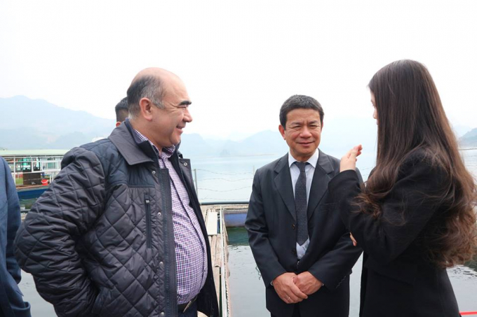 &Ocirc;ng Nguyễn Trọng Cử (giữa) đang chia sẻ kinh nghiệm nu&ocirc;i c&aacute; tầm cho Ph&oacute; Thủ tướng Uzbekistan. (Ảnh: b&aacute;o D&acirc;n Việt)