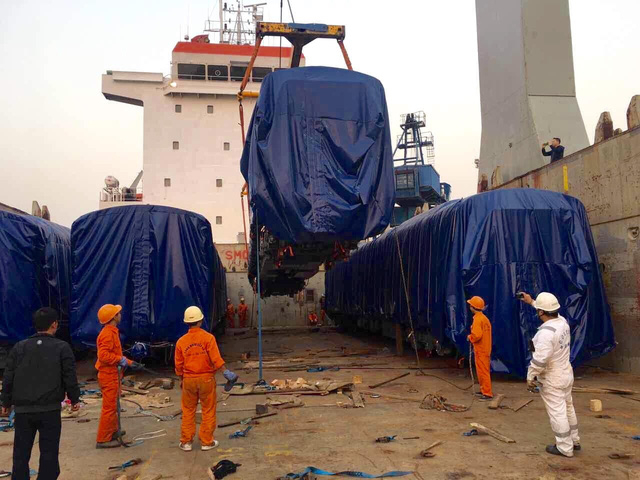 Đo&agrave;n t&agrave;u đầu ti&ecirc;n gồm 4 đầu m&aacute;y, toa xe kh&aacute;ch đ&atilde; về tới cảng Hải Ph&ograve;ng chiều 12/2
