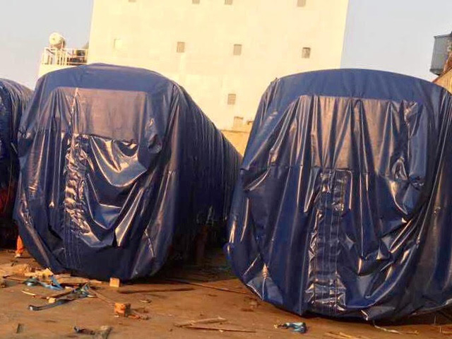 Đo&agrave;n t&agrave;u được bốc xếp l&ecirc;n bờ v&agrave; đang l&agrave;m thủ tục th&ocirc;ng quan để vận chuyển về H&agrave; Nội