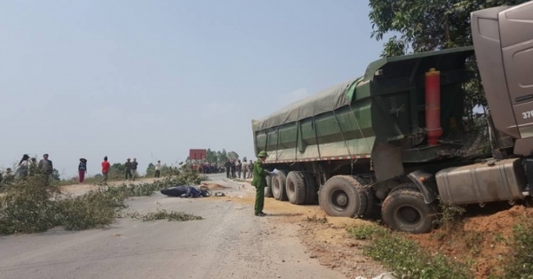 Va chạm với xe đầu kéo, thai phụ chết thảm