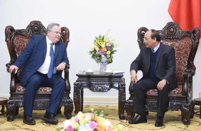 Thủ tướng Nguyễn Xu&acirc;n Ph&uacute;c tiếp Bộ trưởng Nikos Kotzias.