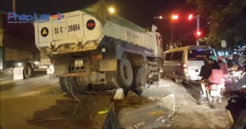 TP HCM: Xe ben đâm nát dải phân cách, người đi đường hốt hoảng bỏ chạy