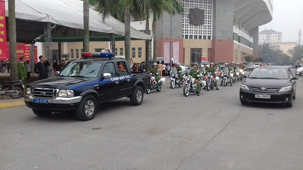 Tại s&acirc;n vận động Quần Ngựa (Liễ Giai, Ba Đ&igrave;nh) những chiếc xe đặc chủng của Bộ C&ocirc;ng an chuẩn bị tiễn những thanh ni&ecirc;n của Thủ đ&ocirc; l&ecirc;n đường nhập ngũ.