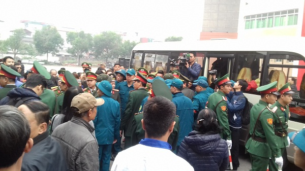 Giờ ph&uacute;t tiễn biệt những thanh ni&ecirc;n l&ecirc;n đường nhập ngũ bắt đầu.