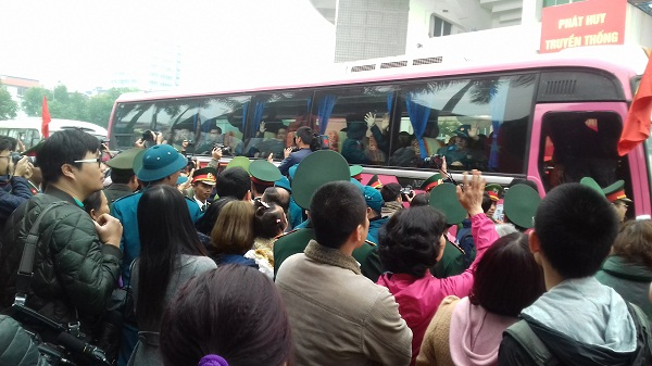 Những c&aacute;i vẫy tay tạm biệt đầy niềm vui, sự hồ hởi v&agrave;...