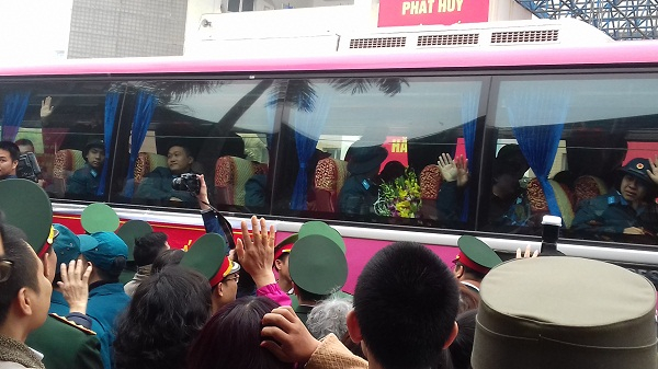 &nbsp;Những c&aacute;i vẫy tay tạm biệt c&aacute;c t&acirc;n binh l&ecirc;n đường phục vụ Tổ quốc.