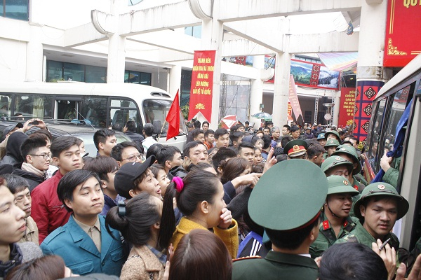 Hiện tại, c&aacute;c thanh ni&ecirc;n tr&uacute;ng tuyển nghĩa vụ qu&acirc;n sự đều đ&atilde; l&ecirc;n đường nhập ngũ với tinh thần, quyết t&acirc;m sẽ r&egrave;n luyện tốt để t&ocirc; thắm th&ecirc;m truyền thống vẻ vang của bộ đội Cụ Hồ v&agrave; truyền thống anh h&ugrave;ng của qu&ecirc; hương.