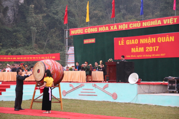 Lễ ch&acirc;m ngọn đuốc thắp s&aacute;ng đ&agrave;i lửa truyền thống của đồng b&agrave;o c&aacute;c d&acirc;n tộc trong huyện v&agrave;&nbsp;&nbsp;c&ugrave;ng với đ&oacute; l&agrave; tiếng trống khai mạc buổi lễ giao nhận qu&acirc;n.