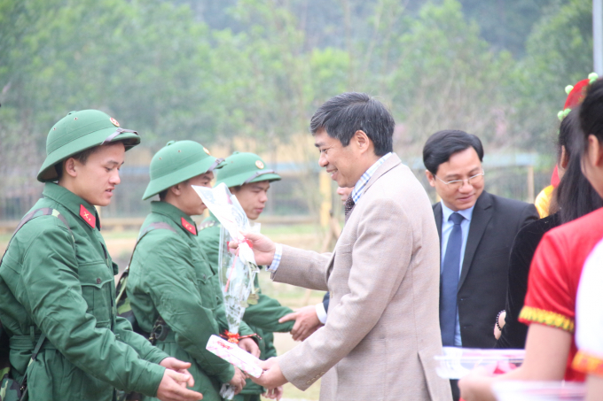 &nbsp;Những b&oacute; hoa tươi thắm của c&aacute;c đồng ch&iacute; l&atilde;nh đạo, đại biểu gửi tới c&aacute;c t&acirc;n binh.