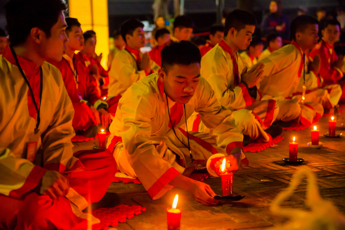 Những ngọn nến được thắp s&aacute;ng lung linh huyền ảo.