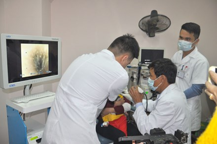 Kh&aacute;m th&iacute;nh lực cho bệnh nh&acirc;n.