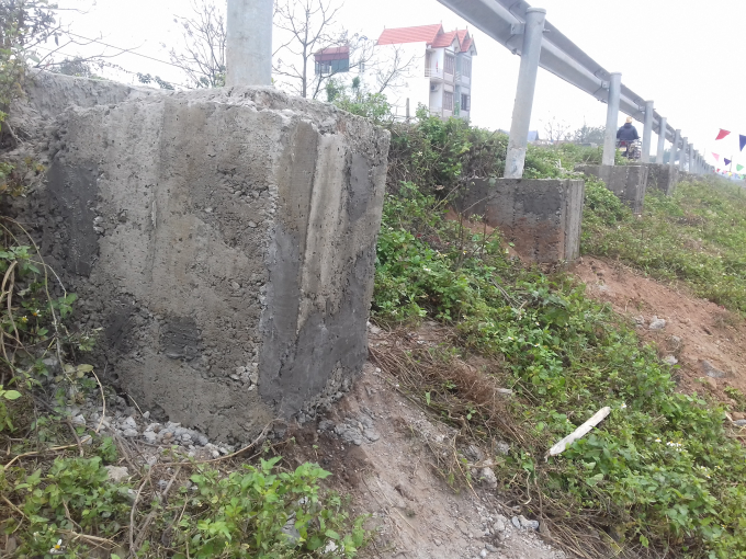 Những chiếc cột trụ b&ecirc; t&ocirc;ng dường như chỉ được dựng l&ecirc;n m&agrave; kh&ocirc;ng hề đ&agrave;o s&acirc;u v&agrave; ch&ocirc;n giữ một c&aacute;ch ki&ecirc;n cố.