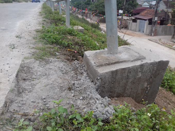 Nếu như sự cố đổ g&atilde;y tiếp tục xảy ra, kh&ocirc;ng chỉ người tham gia giao th&ocirc;ng nguy hiểm m&agrave; t&iacute;nh mạng của người d&acirc;n sinh sống ph&iacute;a dưới cũng đ&aacute;ng lo ngại.