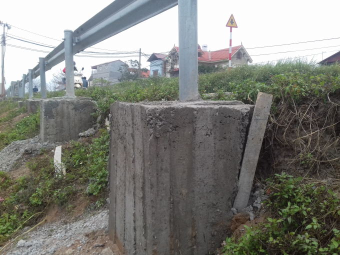 C&oacute; những cột trụ chỉ chớm đất,