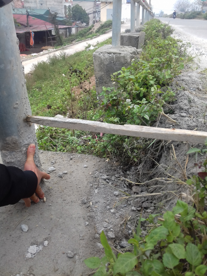 Nhiều cột trụ được đặt thấp hơn rất nhiều so với mặt đường.