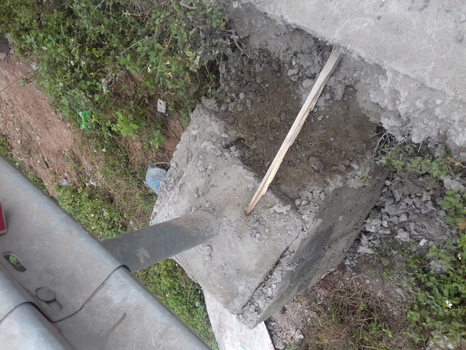 Một lớp xi măng mỏng vừa được rải l&ecirc;n dường như kh&ocirc;ng đủ để giữ cho những cột trụ n&agrave;y được ki&ecirc;n cố.