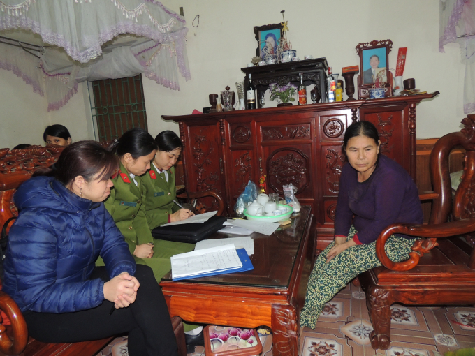 Cơ quan C&ocirc;ng an lập bi&ecirc;n bản vi phạm đối với b&agrave; Trần Thị Lan. Ảnh C&ocirc;ng an H&agrave; Nam