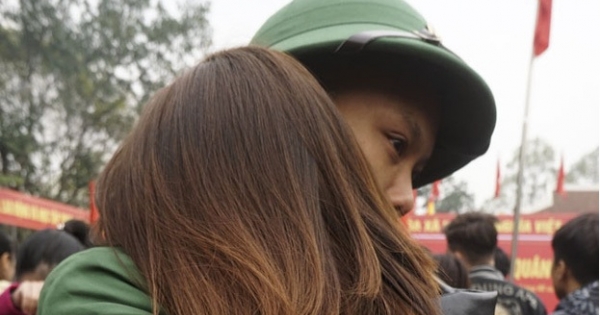 Phút chia tay cảm động tiễn thanh niên lên đường nhập ngũ