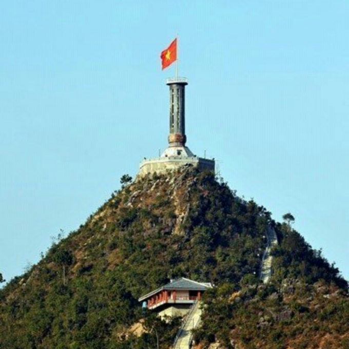 Đến cột cờ Lũng c&uacute; nơi địa đầu thi&ecirc;ng li&ecirc;ng Tổ quốc, l&aacute; cờ đại diện 54 d&acirc;n tộc Việt Nam.