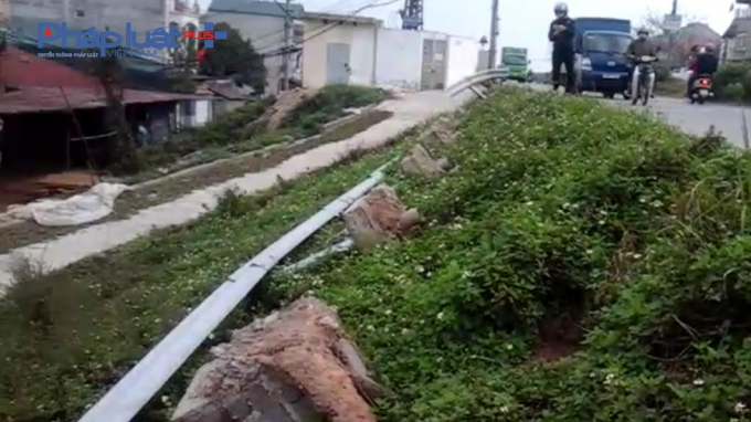 H&igrave;nh ảnh taluy tại đường đ&ecirc; Bắc Đuống bị đổ.
