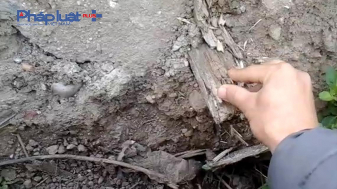 Cận cảnh b&ecirc; t&ocirc;ng c&oacute; gỗ tại c&ocirc;ng tr&igrave;nh giao th&ocirc;ng ở Gia L&acirc;m, H&agrave; Nội.