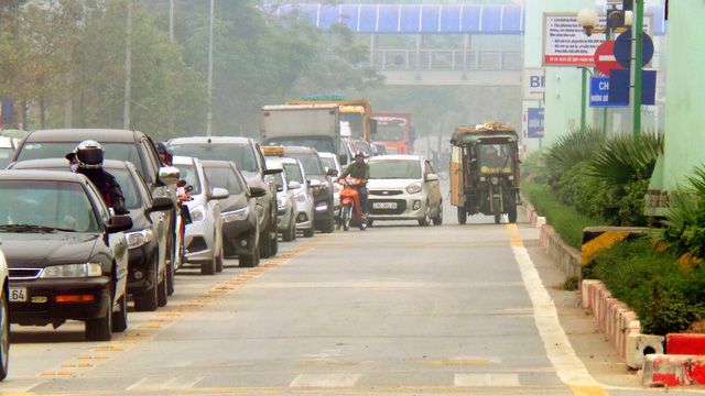 Trong khi c&aacute;c phương tiện nối đu&ocirc;i nhau để qua ng&atilde; tư, một số phương tiện