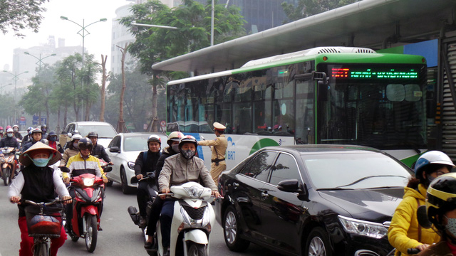 S&aacute;ng 15/2, h&agrave;ng loạt &ocirc; t&ocirc;, xe m&aacute;y bị kiểm tra, xử l&yacute; v&igrave; đi v&agrave;o l&agrave;n BRT.