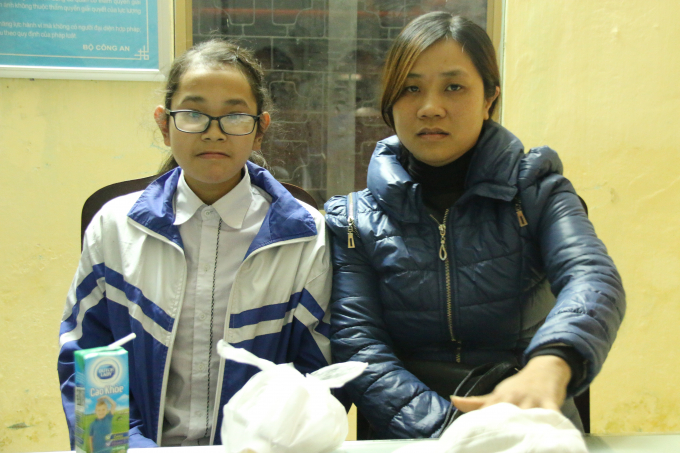 Ch&aacute;u Quỳnh v&agrave; mẹ gặp nhau tại Đội CSGT C&ocirc;ng an th&agrave;nh phố Phủ L&yacute;.