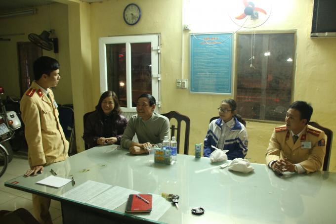 CSGT th&agrave;nh phố Phủ L&yacute; b&agrave;n giao ch&aacute;u Quỳnh về với gia đ&igrave;nh.