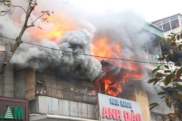 CH&Ugrave;M ẢNH: &ldquo;B&agrave; hoả&rdquo; thi&ecirc;u rụi ng&ocirc;i nh&agrave; số 40 B&aacute;t Đ&agrave;n