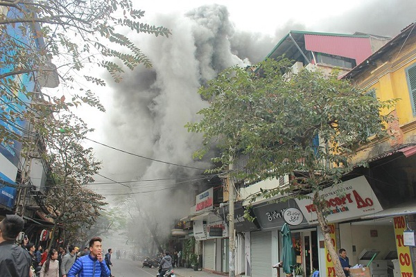 Kh&oacute;i đen bốc l&ecirc;n từ ng&ocirc;i nh&agrave;.