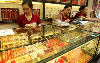 Giá vàng hôm nay 16/2: Vàng giảm, USD tăng vọt