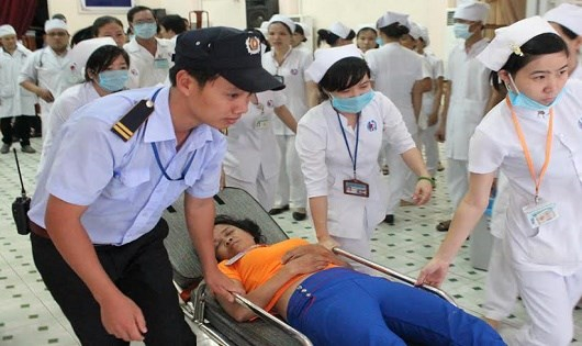 Một c&ocirc;ng nh&acirc;n cấp cứu v&igrave; ngộ độc thực phẩm tại B&igrave;nh Dương.