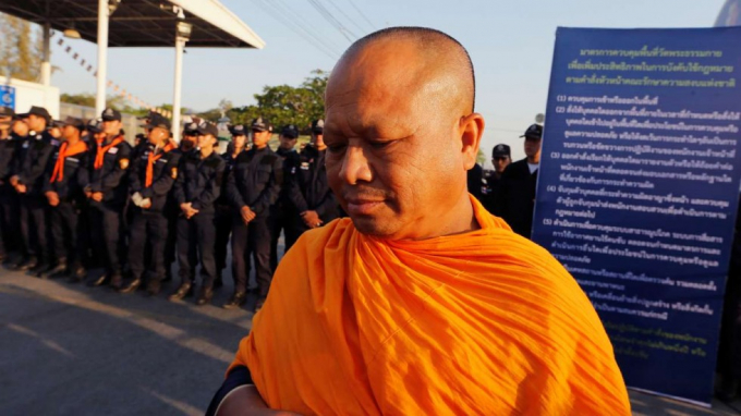 Cảnh s&aacute;t bao v&acirc;y ch&ugrave;a Wat Dhammakaya. (Ảnh: AFP)