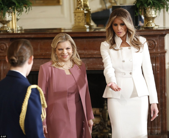 Đệ nhất phu nh&acirc;n Melania đưa b&agrave; Sara đến chỗ ngồi để tham dự họp b&aacute;o.