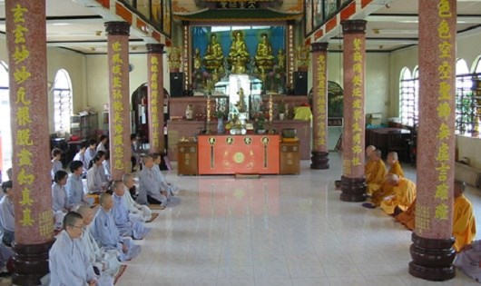 Chuyện nhỏ của một ng&ocirc;i ch&ugrave;a, chuyện lớn của x&atilde; hội