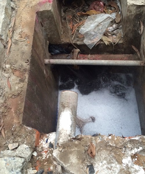 Cơ quan chức năng ph&aacute;t hiện hệ thống ống dẫn nước thải li&ecirc;n th&ocirc;ng với hệ thống nước mưa.&nbsp;Ảnh: Đ.H